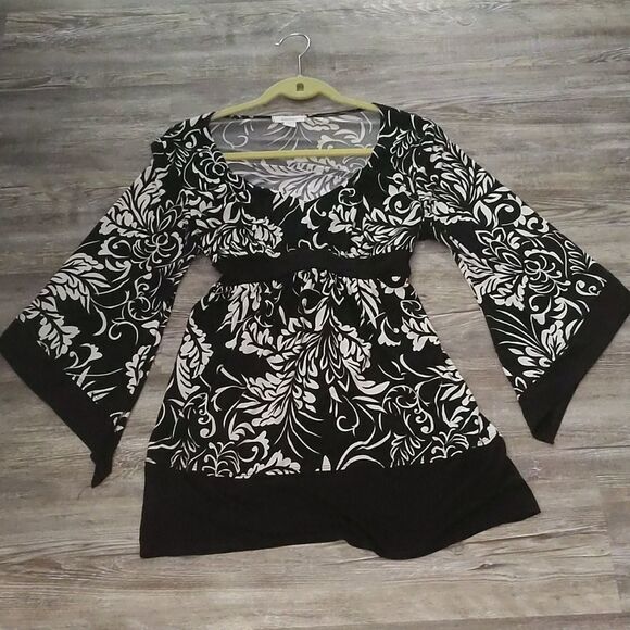 Dress barn black white top
Sz L
EUC - Picture 7 of 7